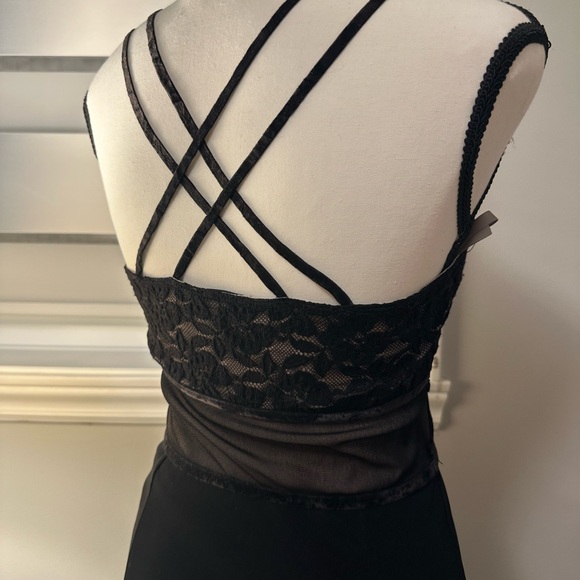 Lace and velvet accent dress - Picture 5 of 5